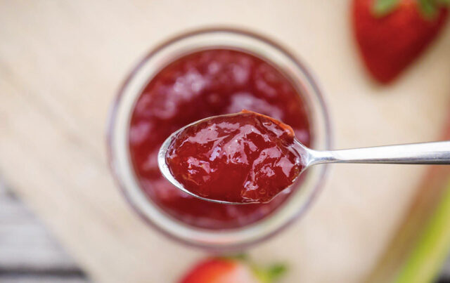 La sélection de concentré de tomate et de confiture